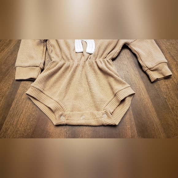 Tan Waffle Pattern Baby Romper with White Rainbow Design Size 12-18 Months - Picture 4 of 9